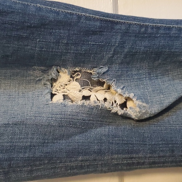 Guess Mid-Rise Distressed Ankle Jeans with Floral Inset - Picture 3 of 4